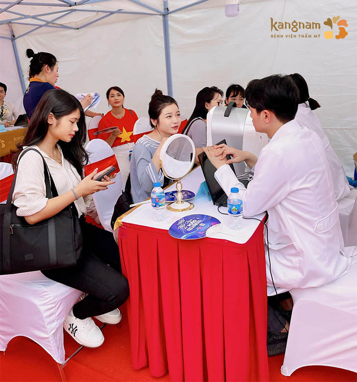 Mọi người tham gia ngày hội được soi da và tư vấn miễn phí với bác sĩ da liễu của Kangnam