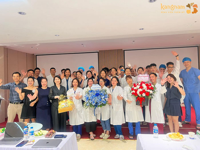 Những lẵng hoa tươi thắm dành tặng toàn thể đội ngũ điều dưỡng của Kangnam