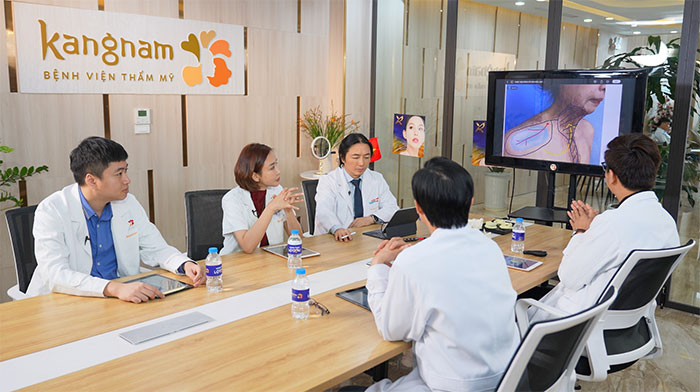 Đội ngũ bác sĩ Kangnam hội chẩn để đưa ra phương pháp điều trị phù hợp cho Diệu Linh