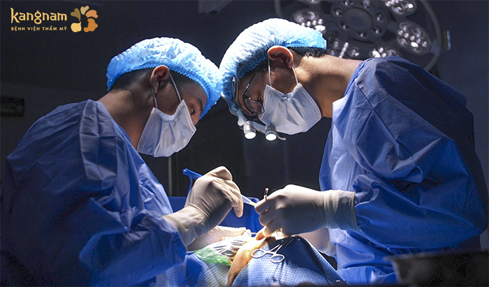 Bác sĩ thực hiện phẫu thuật cho Trần Văn Tự