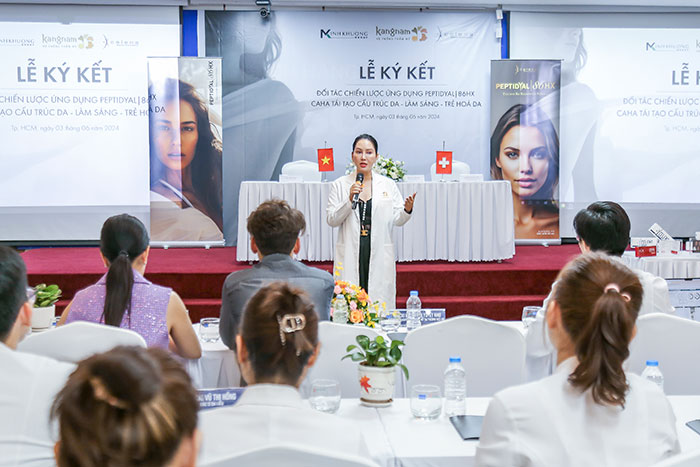 Dr. Jolie Huỳnh phát biểu tại sự kiện
