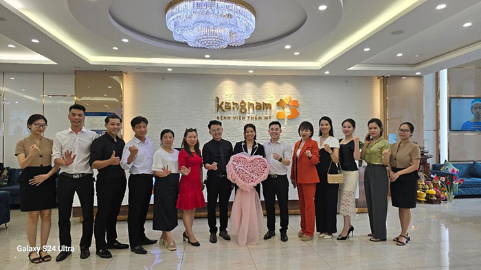 Anh Nguyễn Trung Bộ - Giám đốc Viện thẩm mỹ Kangnam Bắc Ninh chụp ảnh lưu niệm cùng  Hội doanh nhân tỉnh Bắc Ninh (BNI)