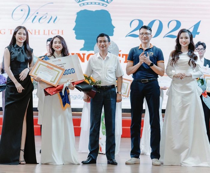 Đại diện Kangnam Thanh Hóa trao giải nhất cho thí sinh chiến thắng (Ảnh: nguồn ĐH Hồng Đức)