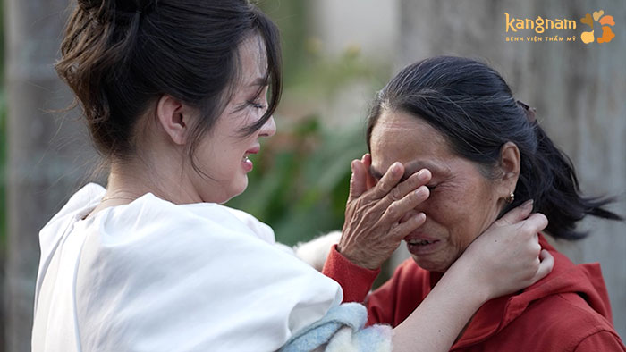 Mẹ Kim Phượng bật khóc không nhận ra con gái vì sự thay đổi ngoạn mục