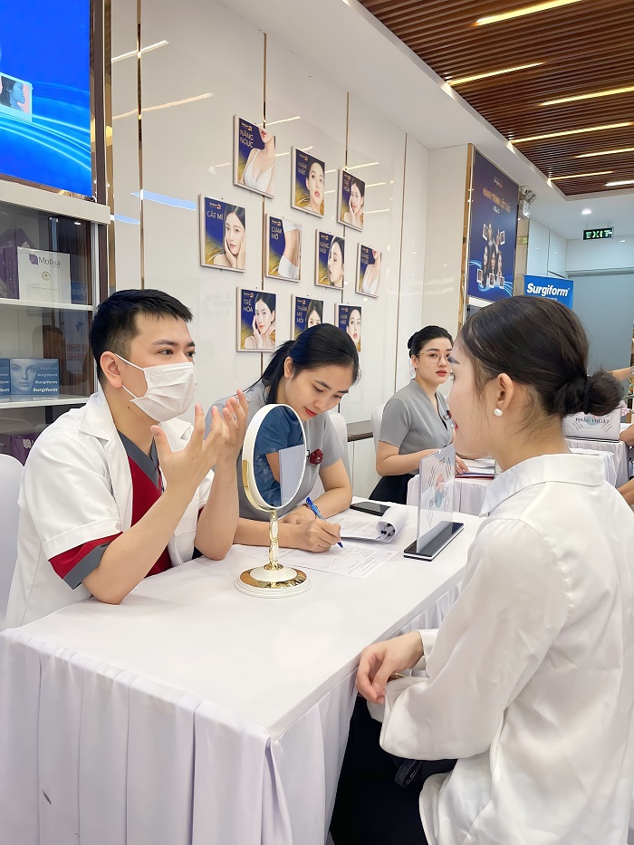 Bác sĩ trực tiếp thăm khám, tư vấn và phẫu thuật cho khách hàng