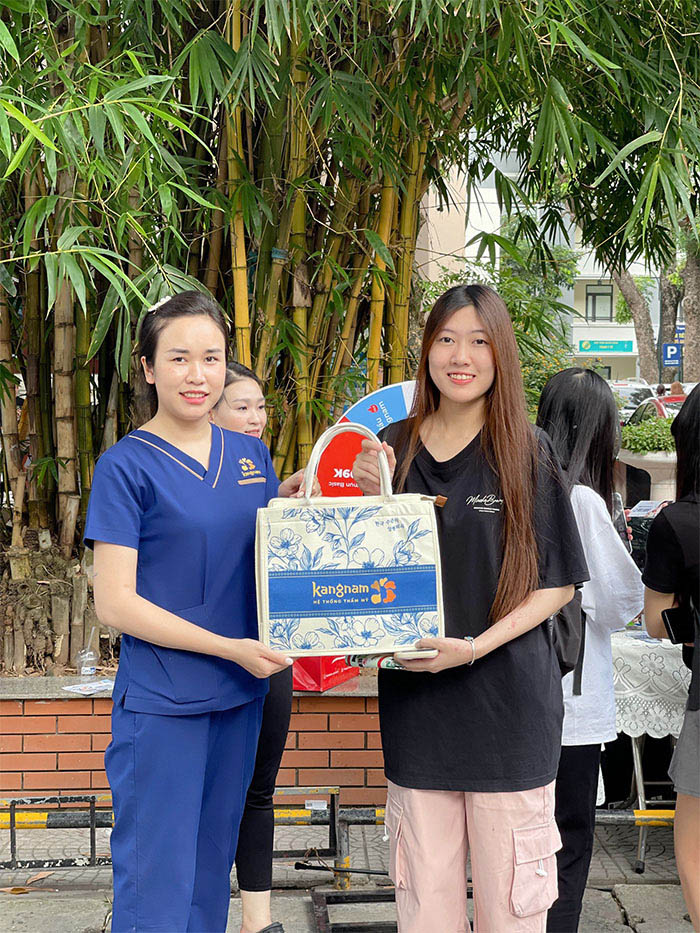 Nhân viên của Kangnam trao quà cho bạn sinh viên Học Viện Ngân Hàng