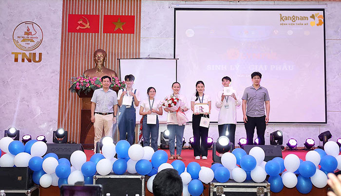 Bác sĩ Min Hoo trao giải cho nhóm sinh viên giành giải thưởng cao nhất