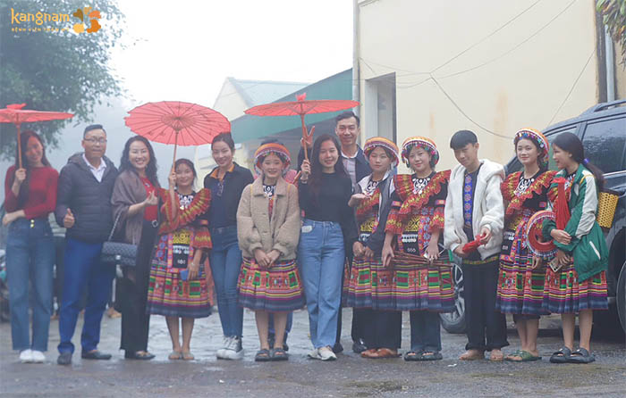 CBNV Kangnam chụp hình lưu niệm với người dân