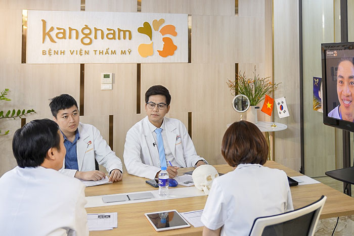 Bác sĩ Alex Han nằm trong ekip Hành trình Lột xác
