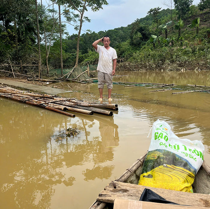 Người dân thiệt hại nặng nề sau cơn lũ, nhà cửa, ruộng vườn bị cuốn trôi