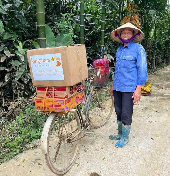 Những xuất hàng cứu trợ dù nhỏ nhưng là lời động viên lớn đối với người dân vùng lũ