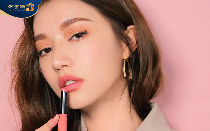 Màu hồng nude dễ dàng kết hợp với nhiều phong cách make up khác nhau