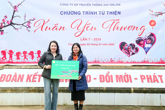 Bà Chu Thị Giang trong buổi trao quà Tết “Xuân yêu thương”