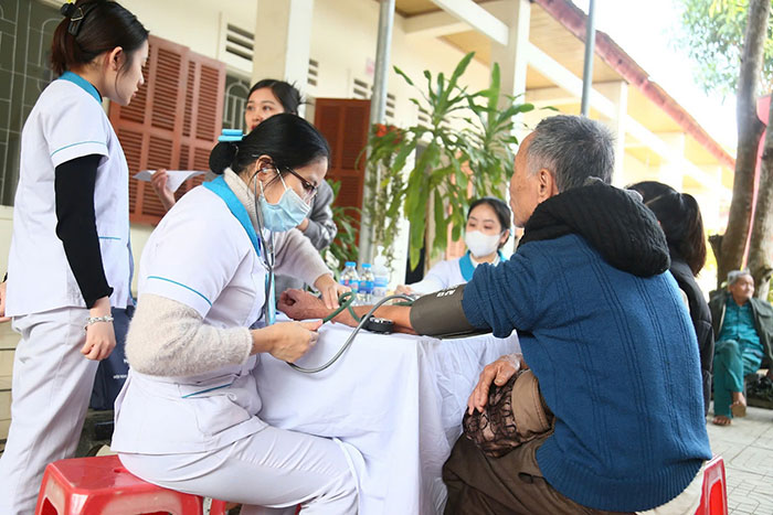 Ngoài trao quà, chương trình còn thăm khám, phát thuốc miễn phí cho người dân