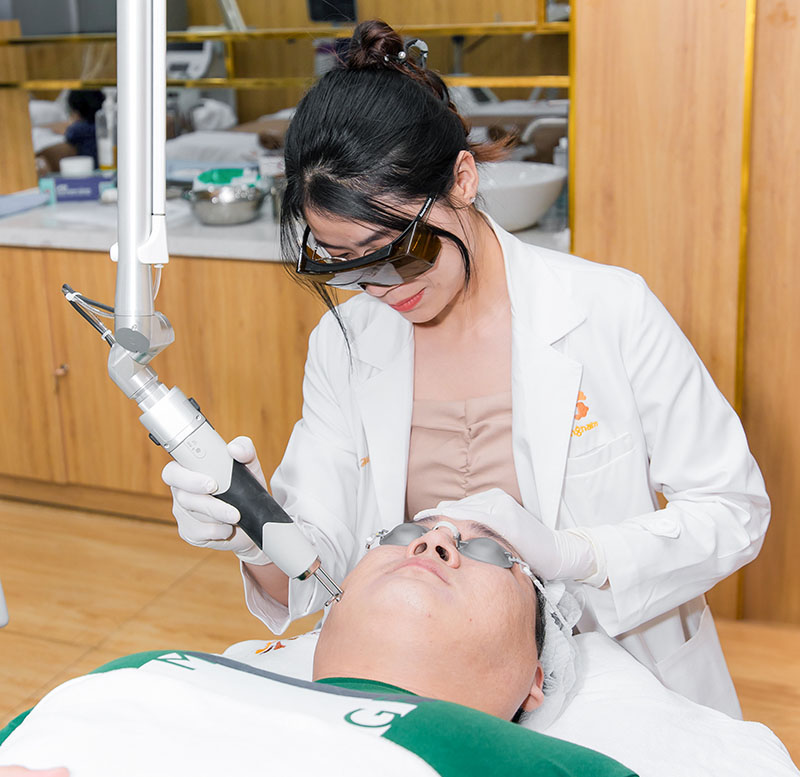 Một khách hàng may mắn được chọn để thực hiện liệu trình laser, với sự theo dõi sát sao từ chuyên gia và bác sĩ Kangnam