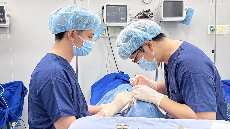 Bác sĩ tại Kangnam đang cắt mí cho khách hàng