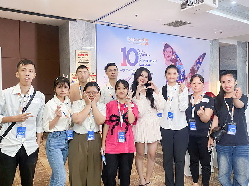 Các thí sinh chụp ảnh cùng hot Tiktoker Xuân Ca