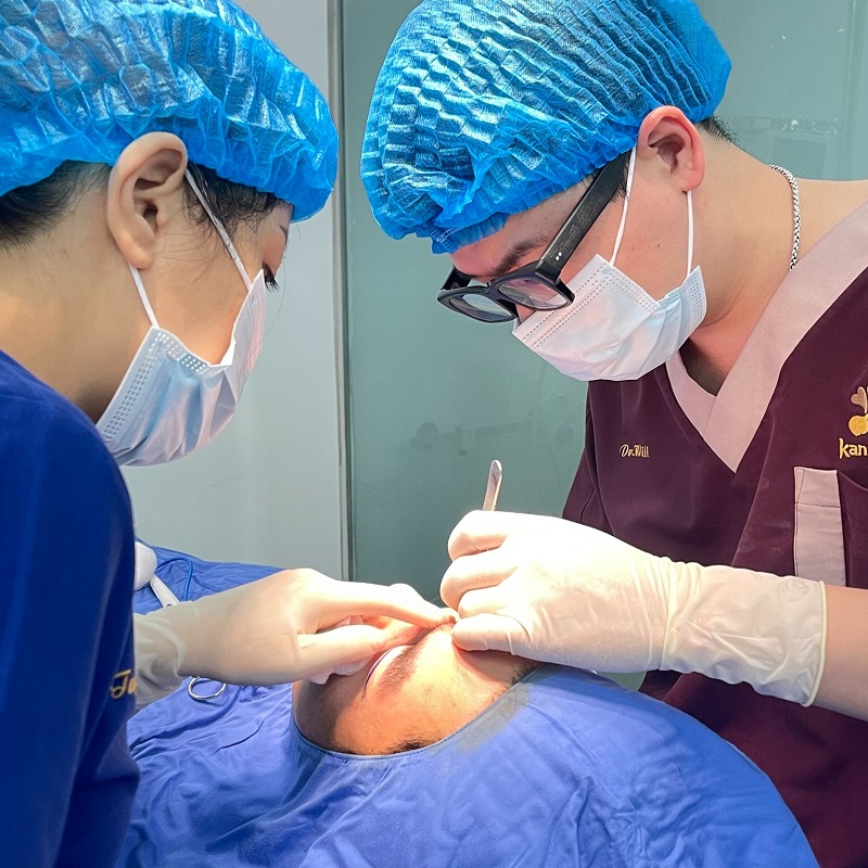 Tiến hành cắt mí và khâu thẩm mỹ