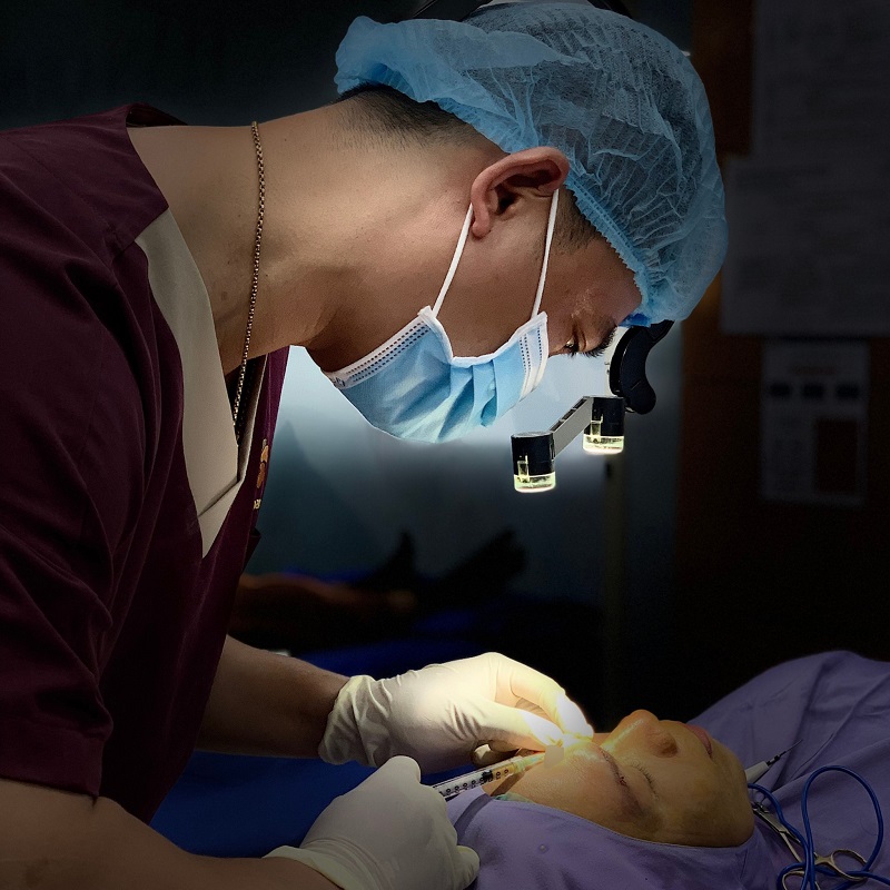 Khách hàng được gây tê vùng mí trước khi cắt mí