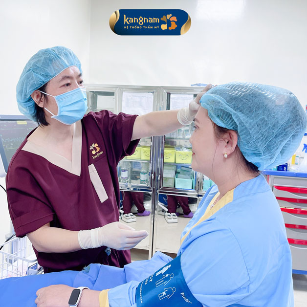 Bác sĩ tại Kangnam sẽ thăm khám và kiểm tra tình trạng mí mắt bị trợn