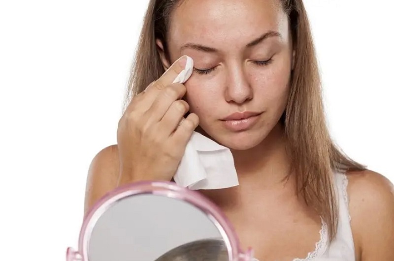 Dùng nước muối sinh lý để làm sạch mí mắt
