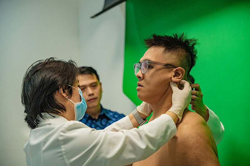 TS.BS Richard Huy thăm khám cho Trọng Nhân bye béo