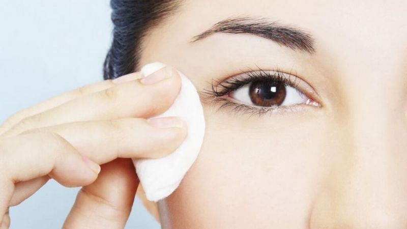 Làm sạch mí mắt hàng ngày bằng nước muối sinh lý
