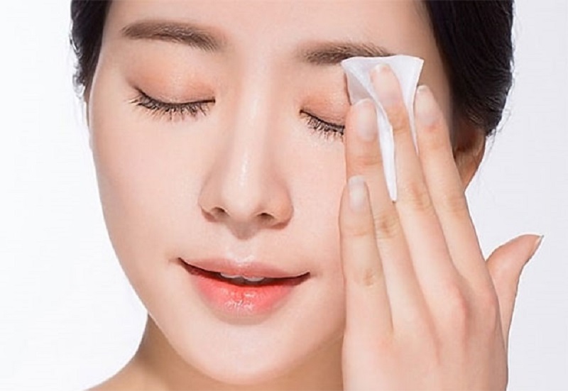 Vệ sinh mí mắt sạch sẽ sau nhấn mí