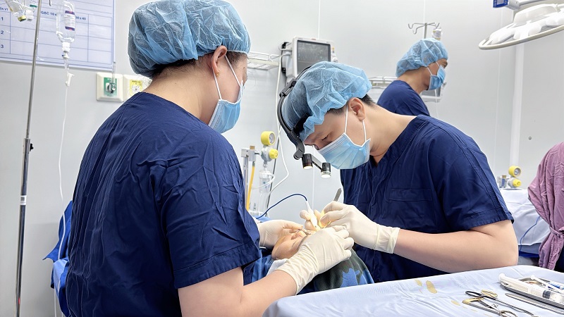 Bác sĩ tiến hành cắt mí
