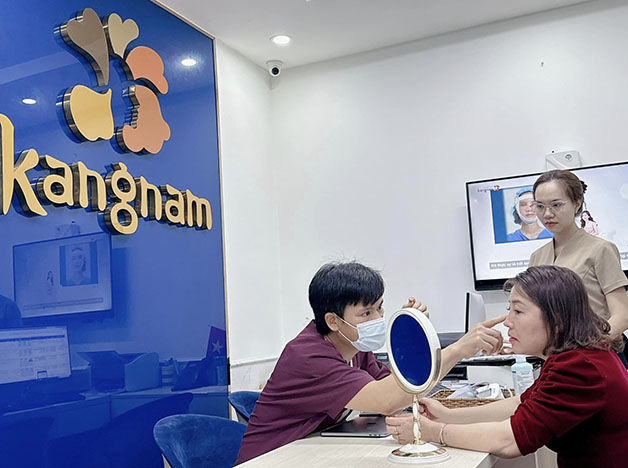 Thăm khám kỹ trước khi quyết định nâng mũi