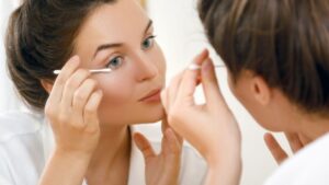 Hướng dẫn vệ sinh mắt sau khi cắt mí đúng cách, nhanh lành