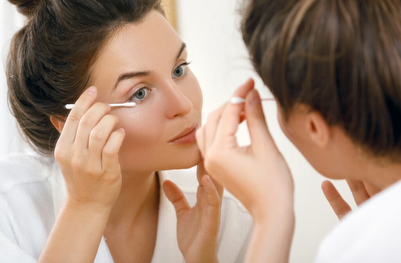 Vệ sinh sau khí cắt mí giúp vết thương sạch sẽ, ngăn ngừa nhiễm trùng