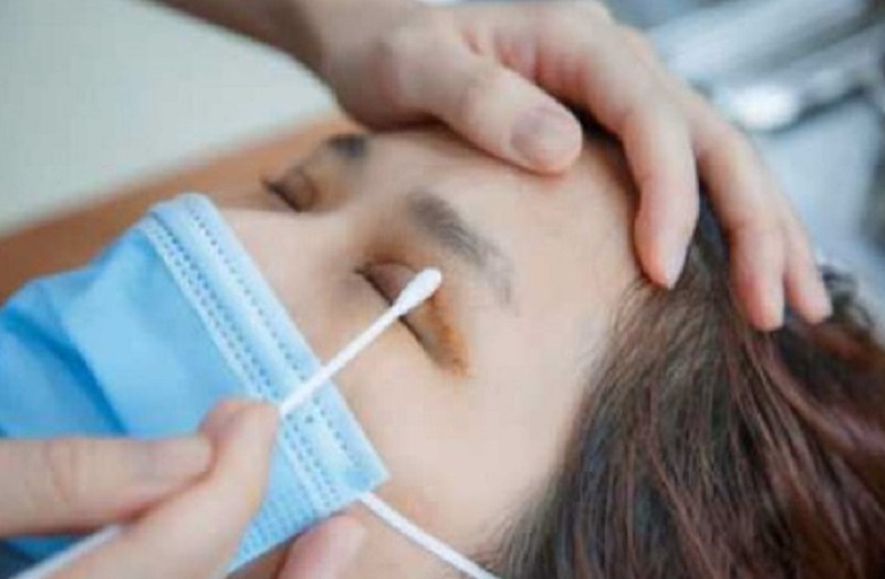 Làm sạch mí mắt nhẹ nhàng hàng ngày