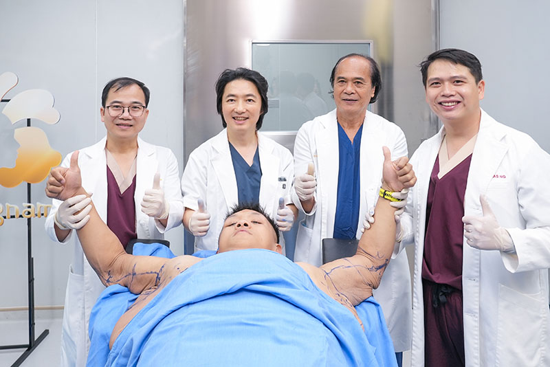 Ekip bác sĩ phẫu thuật cắt da thừa