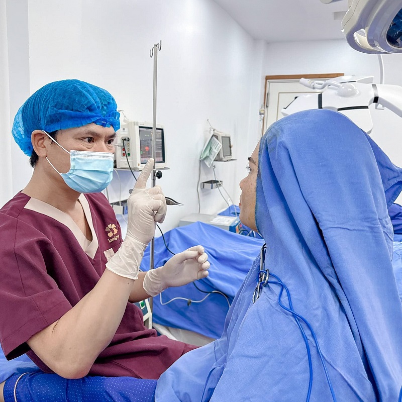 Những bác sĩ có chuyên môn cao sẽ thao tác loại bỏ da thừa, mỡ dư chính xác