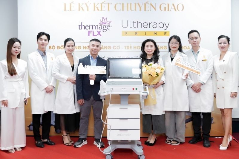 Các bác sĩ chụp hình kỷ niệm