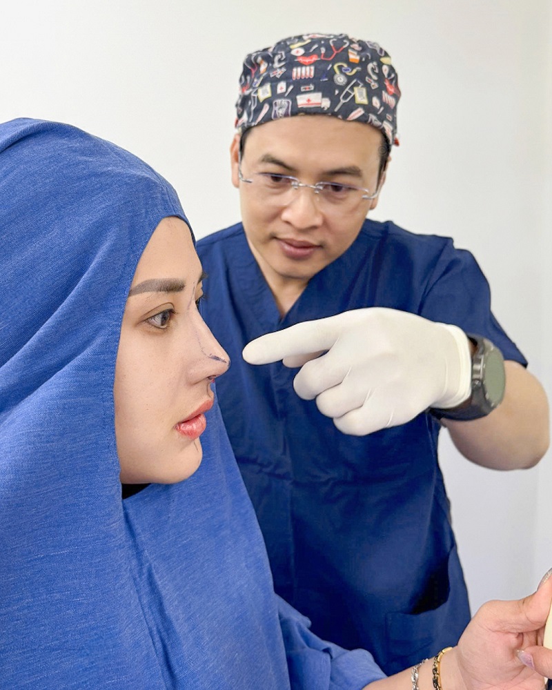 Dr. Harvey Nguyễn đã có hơn 20 năm kinh nghiệm nâng mũi