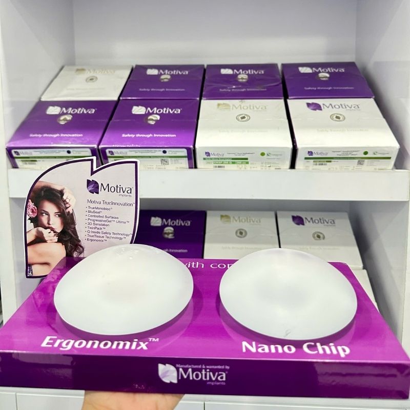 Kangnam sử dụng túi ngực cao cấp