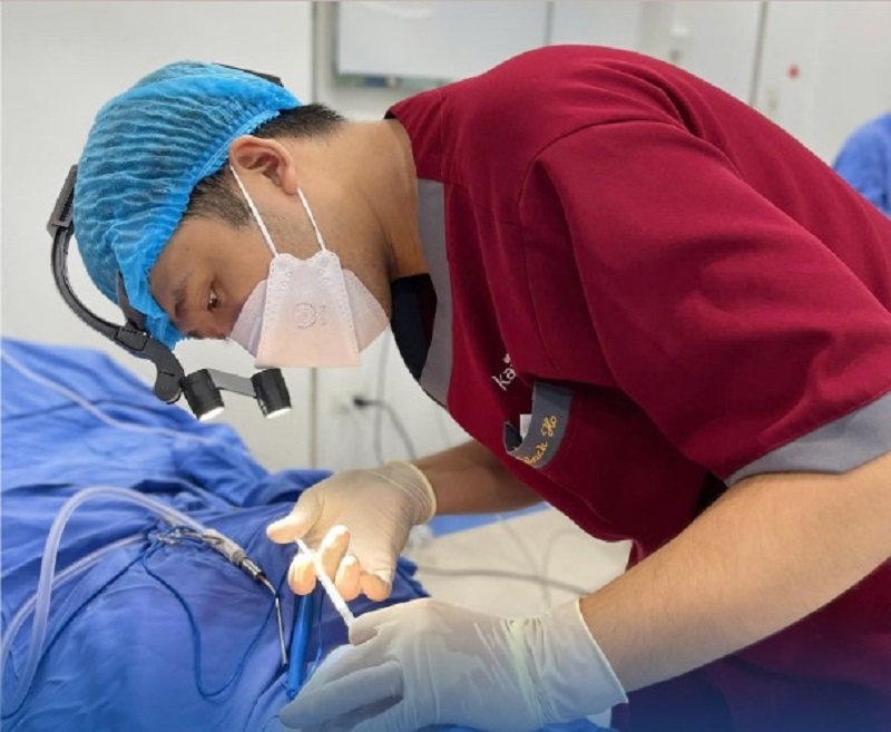 Bác sĩ tiến hành gây tê giúp khách hàng cảm thấy thoải mái