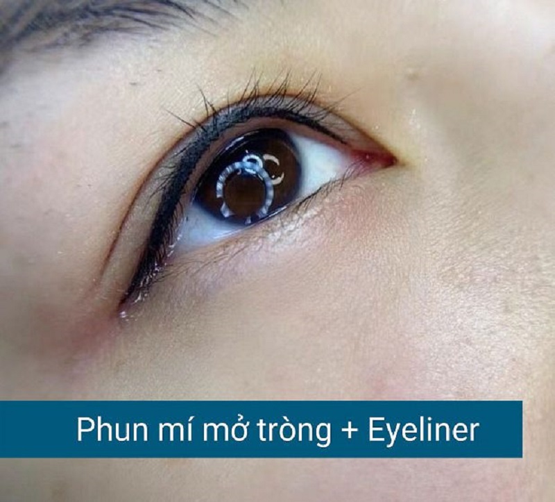 Phun mí mở tròng kết hợp Eyliner tạo đường mí có chiều sâu