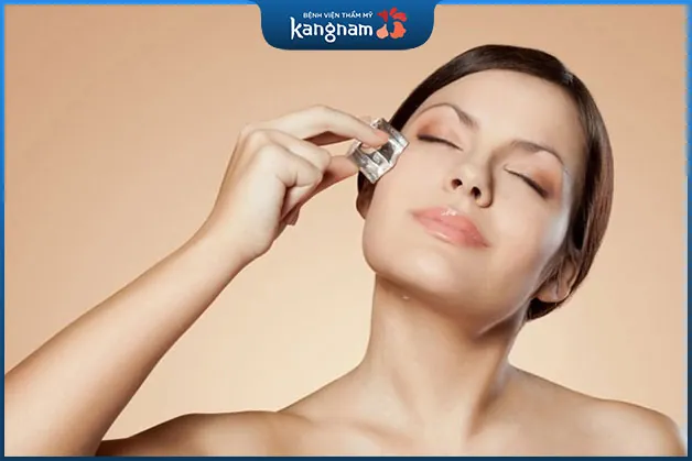 Chăm chỉ chườm mắt giảm sưng