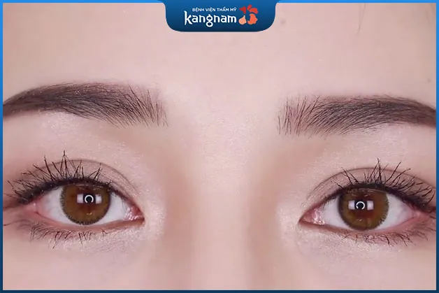 Kết hợp makeup và đeo lens mắt sẽ giúp mắt to tròn, tự nhiên hơn.