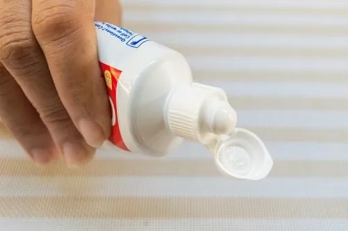 triệt lông nách bằng kem đánh răng và muối