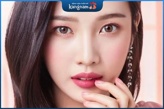 Xét ở phương diện thẩm mỹ, đôi mắt không đều là nhược điểm lớn trên khuôn mặt.