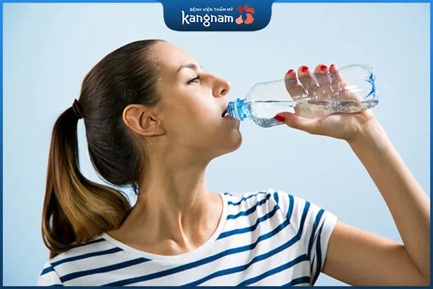 Bổ sung nước đầy đủ 2-3l nước mỗi ngày