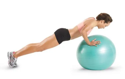 Chống đẩy với bóng - cách làm nhỏ bắp tay và vai Chống đẩy với bóng - cách làm nhỏ bắp tay và vai
