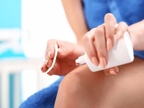 Chỉ nên sử dụng thuốc và dung dịch bôi đã được bác sĩ kê đơn trong quá trình chăm sóc vết khâu mổ