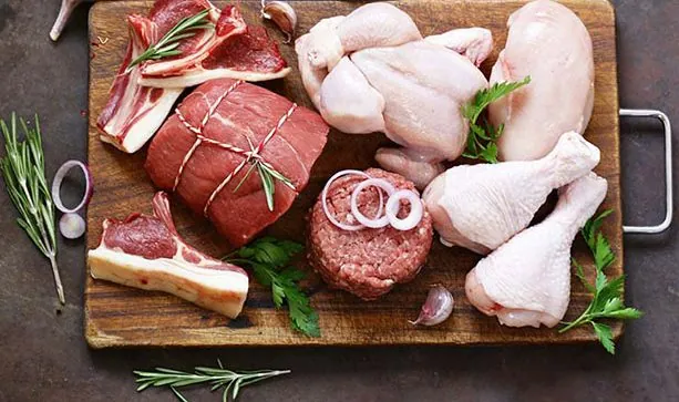 Sau khi xăm môi chị em nên tránh ăn thịt bò, thịt gà và thịt vịt