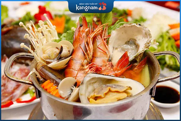 Cá, tôm, cua... nên hạn chế ăn sau khi cắt mí