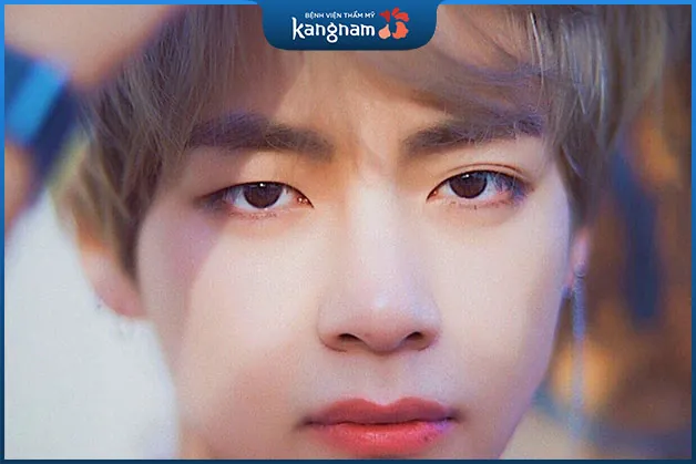 Trường hợp mắt một bên 2 mí một bên 1 mí .